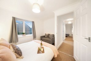 4 chambres, bureau, accès au Wi-Fi (inclus), literie fournie