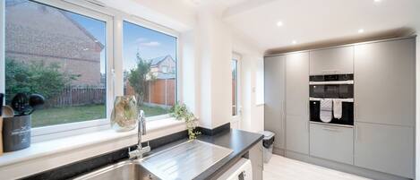 冷蔵庫、電子レンジ、オーブン、コンロ