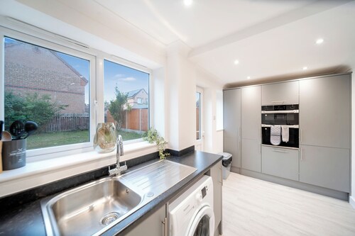 Modern and Spacious 4 Bedroom House with WiFi,Garden, Parking and Smart TV