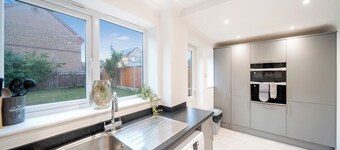 Modern and Spacious 4 Bedroom House with WiFi,Garden, Parking and Smart TV