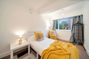 4 bedrooms, desk, free WiFi, bed sheets