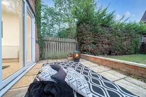 Terrace/patio - Modern and Spacious 4 Bedroom House with WiFi,Garden, Parking and Smart TV (Thetford)