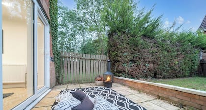 Modern and Spacious 4 Bedroom House with WiFi,Garden, Parking and Smart TV