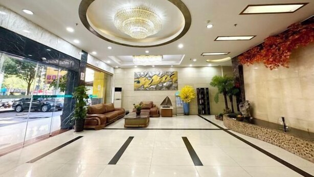 A spacious lobby with a chandelier, seating area, and a large window overlooking the street. - Hongxing Home Hotel (Nanning Wuyi store) (Nanning)