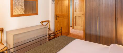 1 bedroom, WiFi (free), bed sheets