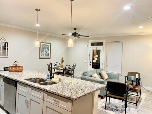 3-bedroom townhome in charming Cleveland:  central air, WiFi, cable. Gorgeous!