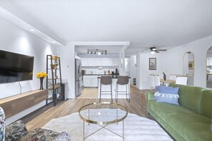 Smart TV, computer monitors, printers - Stylish Suite at Stampede w/ Free Parking, AC (Calgary)