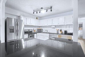 Fridge, microwave, oven, stovetop - Stylish Suite at Stampede w/ Free Parking, AC (Calgary)