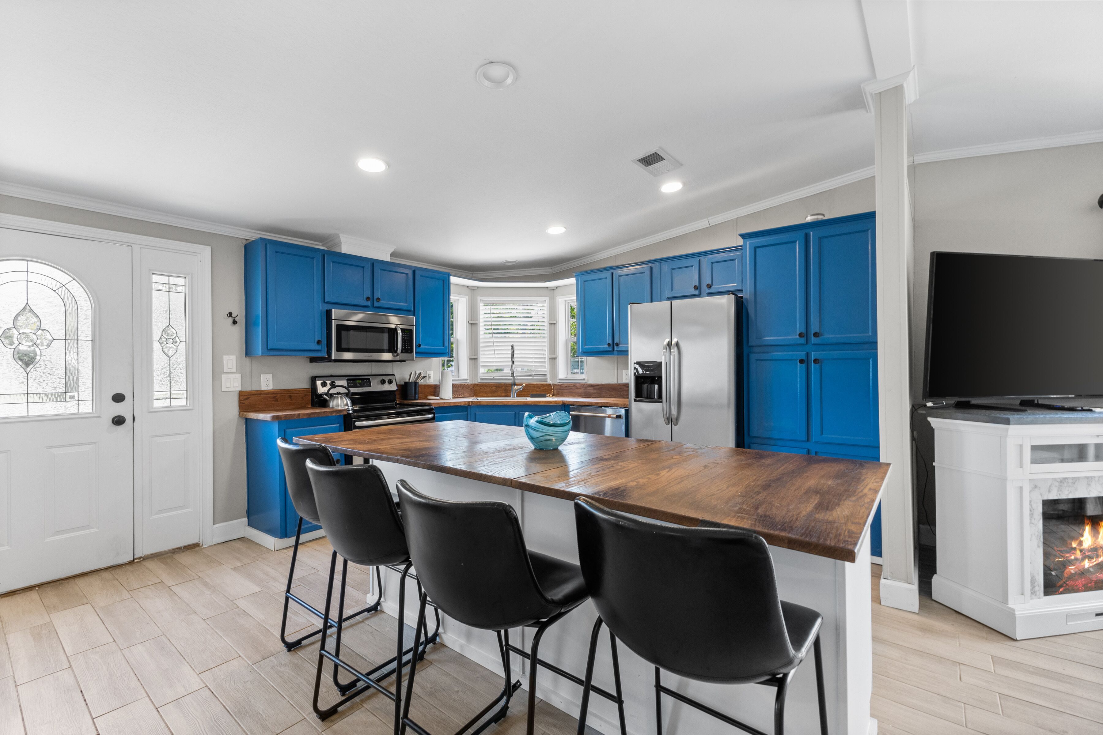 Køleskab, mikrobølgeovn, ovn, kogeplade