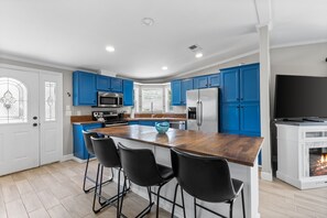 Fridge, microwave, oven, stovetop - Cozy Coastal Retreat By Venice Beach! (Nokomis)