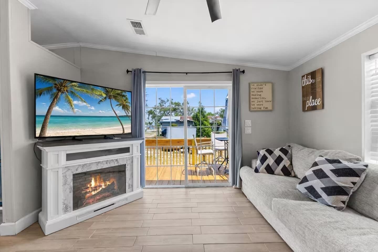 Smart TV, fireplace