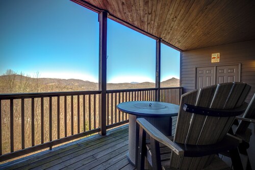 Luxury large 2-bedroom condo Mountain Views Ski in/out Sugar Mountain Banner Elk