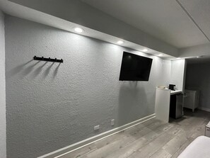 Room, 1 Queen Bed, Jetted Tub | Free WiFi, bed sheets