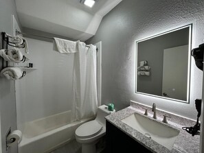 Chambre, 2 grands lits, non-fumeur | Salle de bain