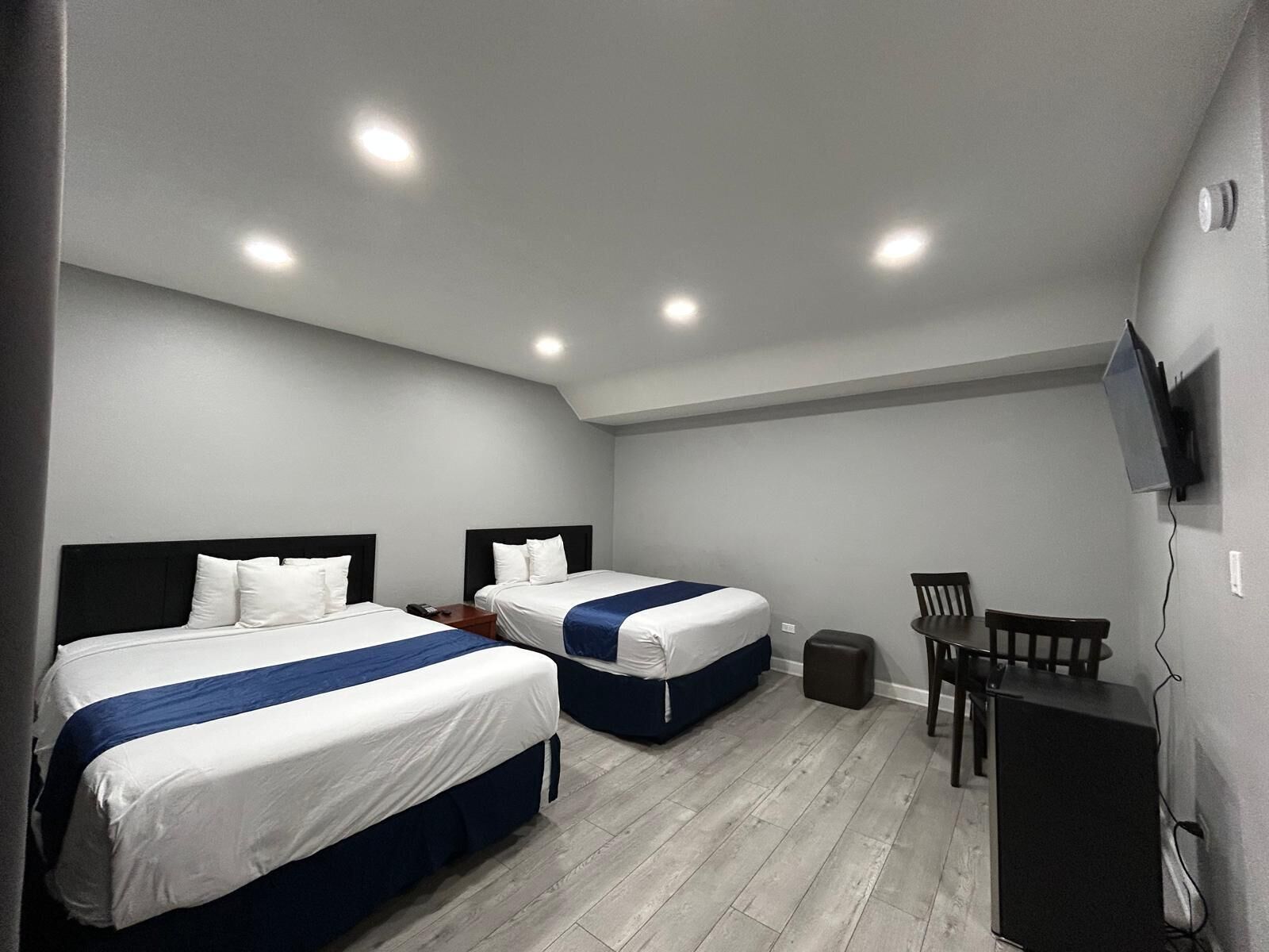 Quarto, 2 camas Queen, para não fumantes | Wi-Fi de cortesia, roupa de cama