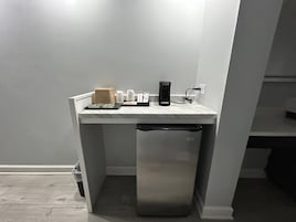 Room, 1 Queen Bed, Jetted Tub | Free WiFi, bed sheets