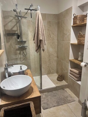 Douche, séchoir à cheveux, serviettes fournies, papier de toilette
