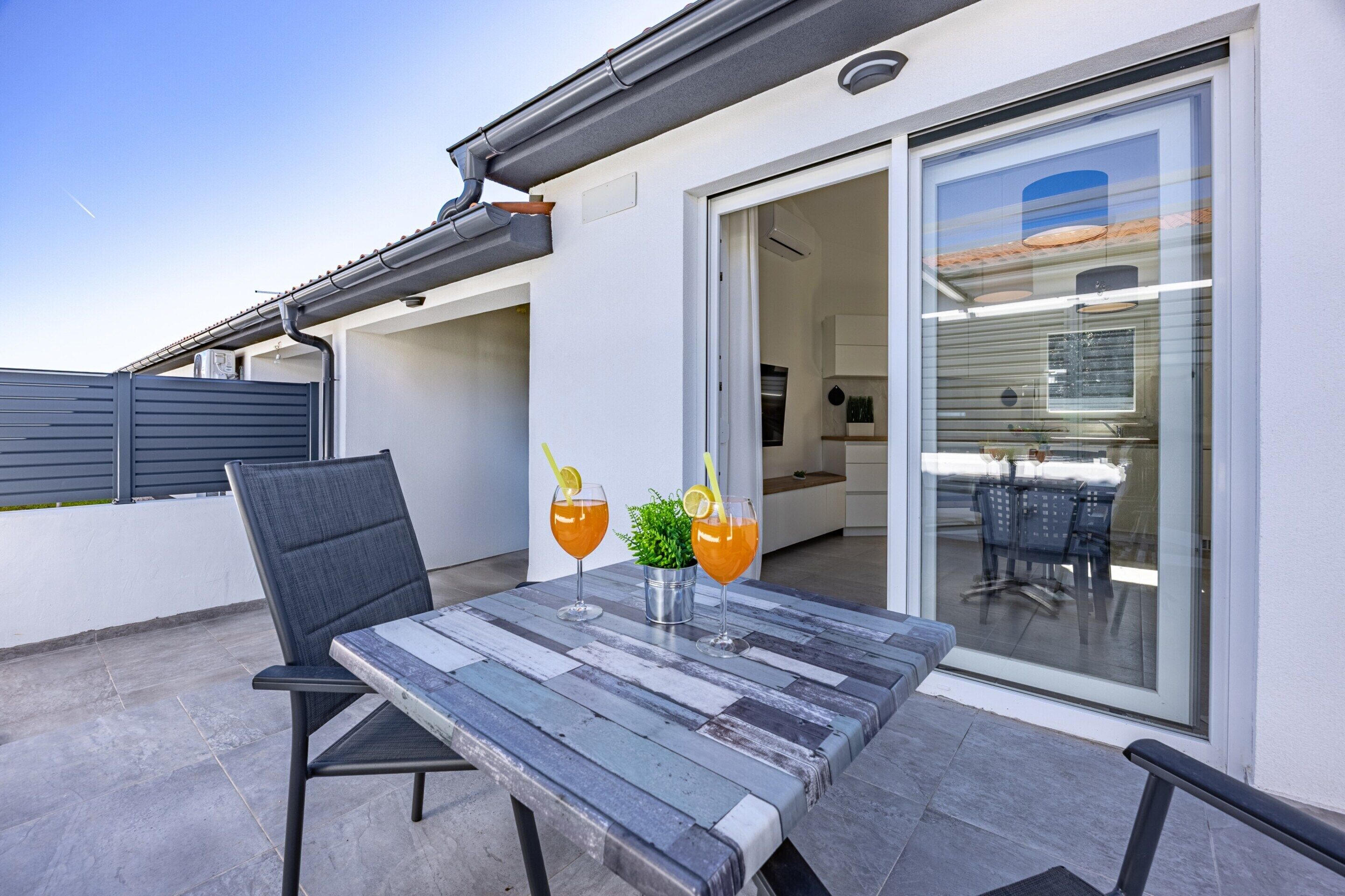 Apartment | Outdoor dining