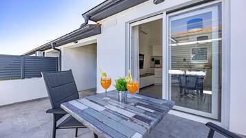 Apartment | Outdoor dining