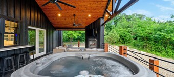 Secluded 3BR: 2 King Beds, Hot Tub, Arcade, Deck