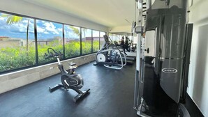 Ein Fitnessraum mit Cardiogeräten, einem Ergometer und einem Rudergerät.