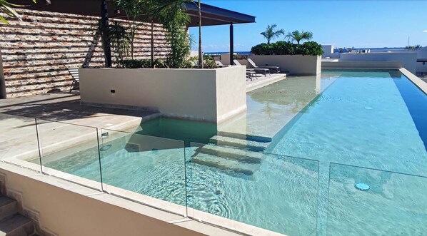 สระว่ายน้ำกลางแจ้ง