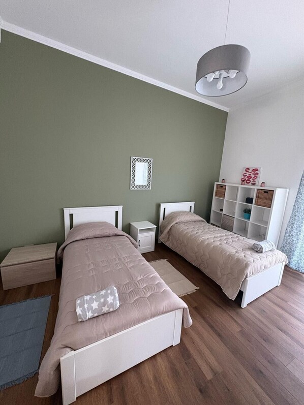 3 chambres, lit de bébé portatif, Wi-Fi, literie fournie