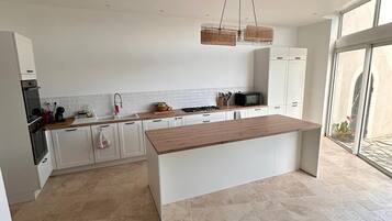 KĂŒhlschrank, Mikrowelle, Ofen, Herdplatte