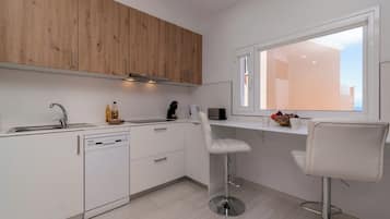 Departamento | Cocina privada | Refrigerador, microondas, horno y parrilla de estufa