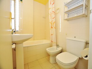 Apartment | Bathroom - Apartment in Roses Near Sta. Margarita Beach (Roses)