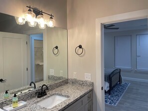 Doccia, asciugacapelli, asciugamani, sapone