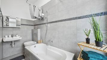 Serviettes fournies, savon, shampoing, papier toilette