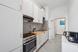 Fridge, microwave, oven, stovetop - Wupper Home I, top location Ideal for business people, fitters, families, 3 rooms (Wuppertal)