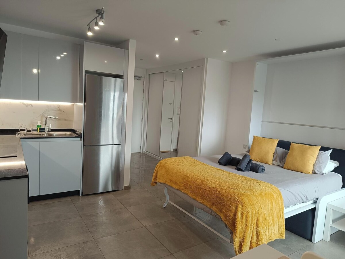 E1 18th Floor Studios - Scenic Sea & Beach Views