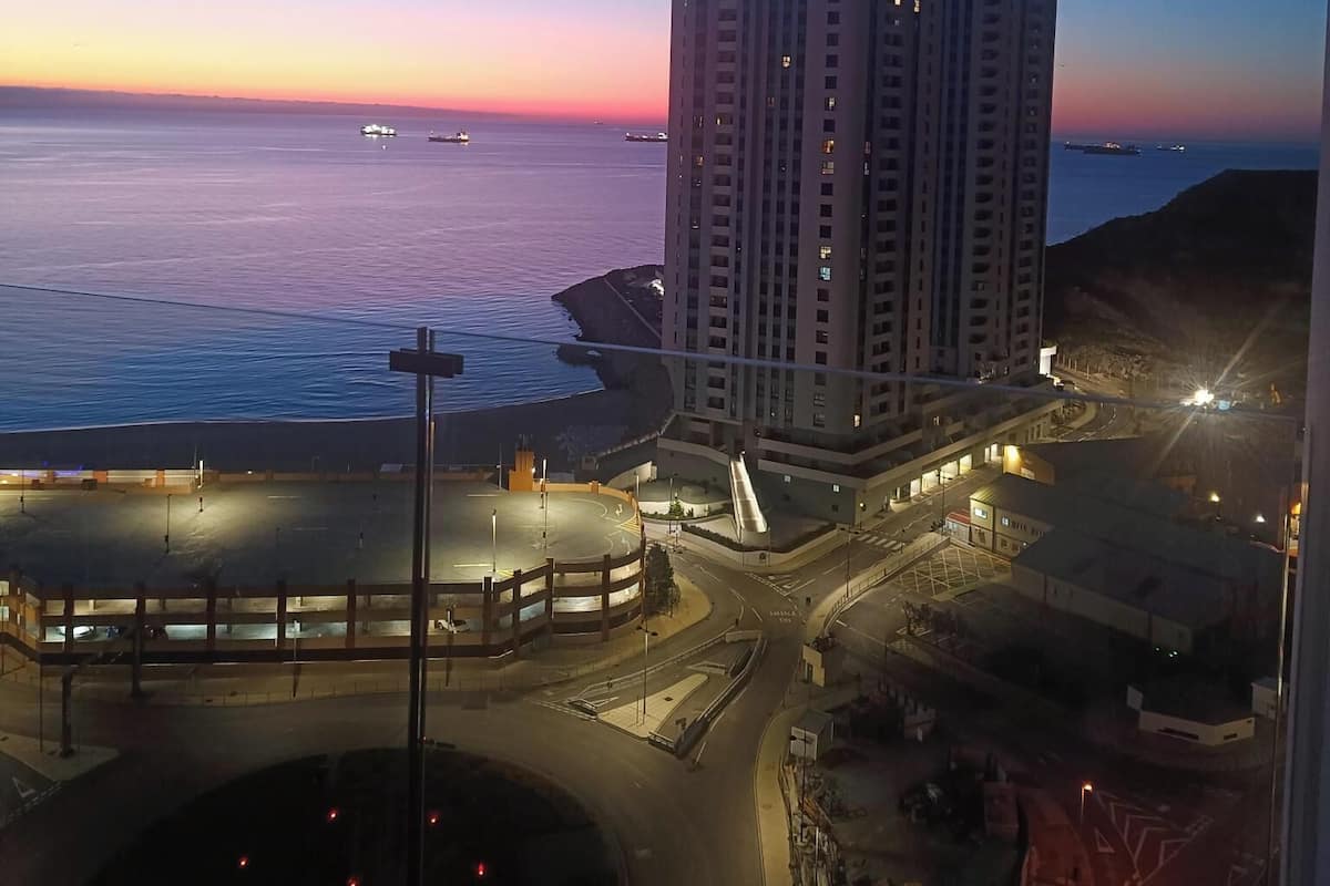 Ein Hochhaus mit Blick auf das Meer im Abenddämmerung.