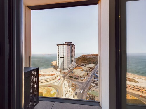 E1 18th Floor Studios, Sea & Beach Views