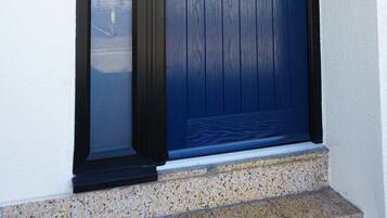 Vista frontal de la propiedad