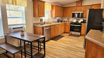 Réfrigérateur, four à micro-ondes, un four, surface de cuisson