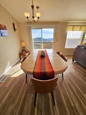 Dining - HotTub/GameRoom/2Kingbeds/CoffeeBar/Firepit. 60 Min to Grand Canyon (Williams)