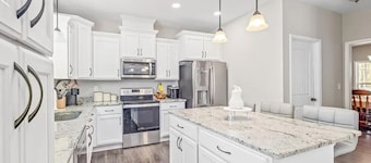 Spacious 4-bedroom farmhouse minutes from Covington Square, with AC, WiFi