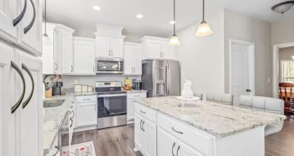 Spacious 4-bedroom farmhouse minutes from Covington Square, with AC, WiFi