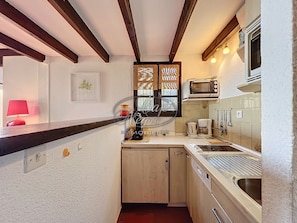 Fridge, microwave, oven, dishwasher - Mazet T2 Duplex 4 persons with garden sea view residence with swimming pool Pramousquier (Le Lavandou)