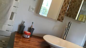 Ducha, secador de pelo, toallas, jabón