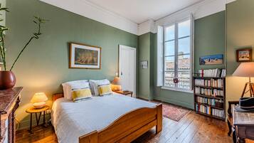 3 slaapkamers, een strijkplank/strijkijzer, gratis wifi, beddengoed