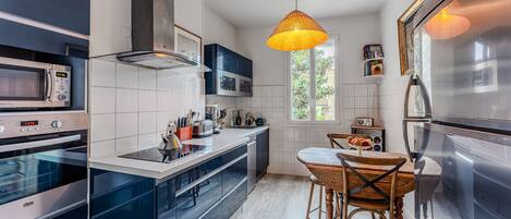 Réfrigérateur, micro-ondes, four, lave-vaisselle