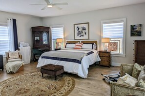 5 bedrooms, desk, iron/ironing board, travel crib