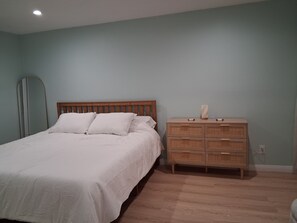 2 bedrooms, iron/ironing board, WiFi, bed sheets - Culver City Gem with Pool, Parking / Near Venice & Santa Monica!! (Culver City)
