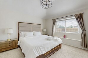 4 bedrooms, iron/ironing board, internet, bed sheets