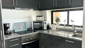 Køleskab, mikrobølgeovn, ovn, kogeplade