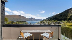Property grounds - Central Sunset Charm (Queenstown)